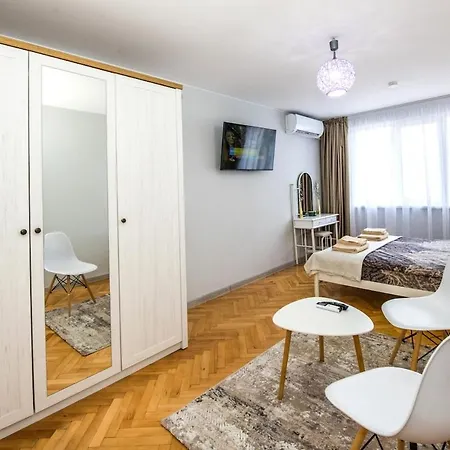Cozy 2bdrm Near & Free Street Parking Lägenhet *