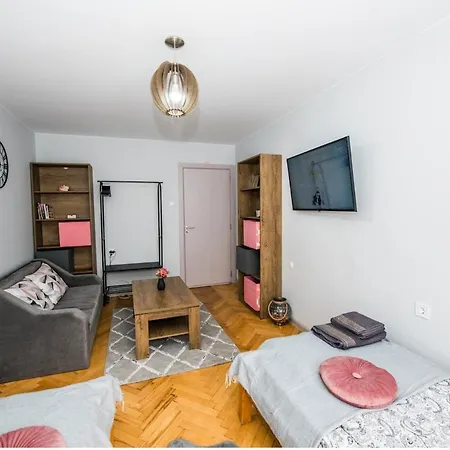 Apartment Cozy 2bdrm Near & Free Street Parking *
